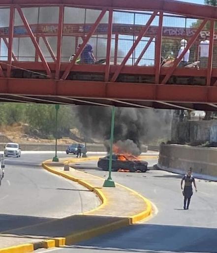 Vehículo vuelca y se incendia en bulevar Río Santiago en Soledad; hay dos lesionados