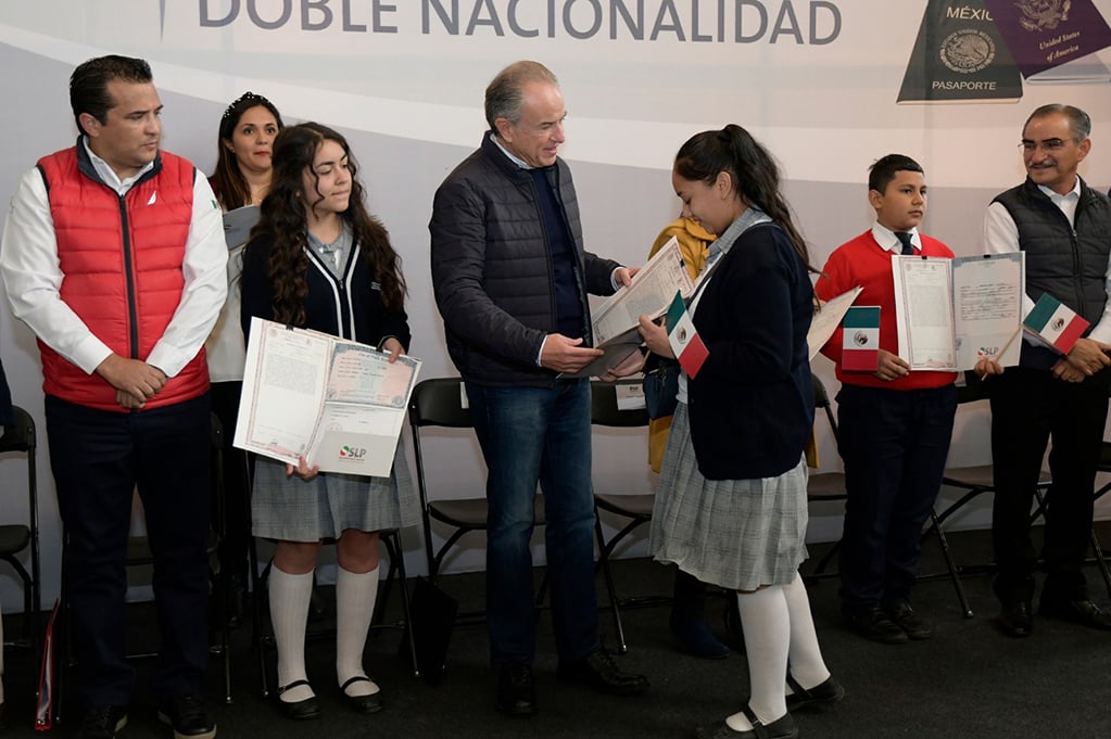 Entregan 510 actas de doble nacionalidad a niños, niñas y jóvenes potosinos