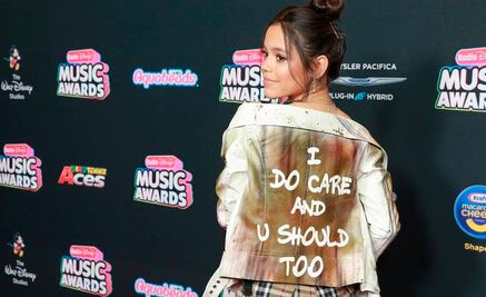 Actriz responde a Melania Trump con mensaje en chamarra