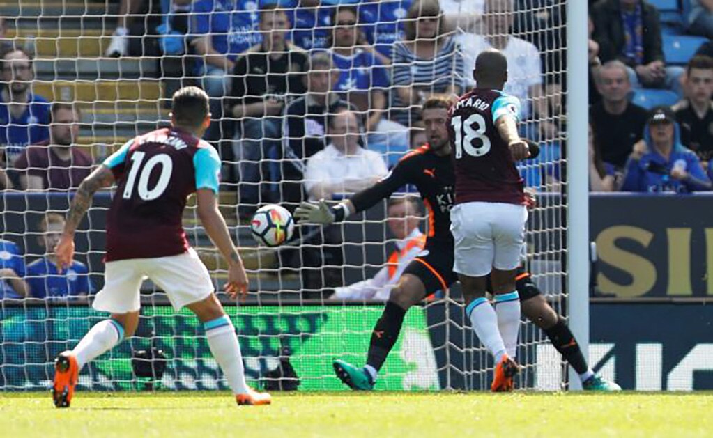 Sin Chicharito, West Ham golea al Leicester