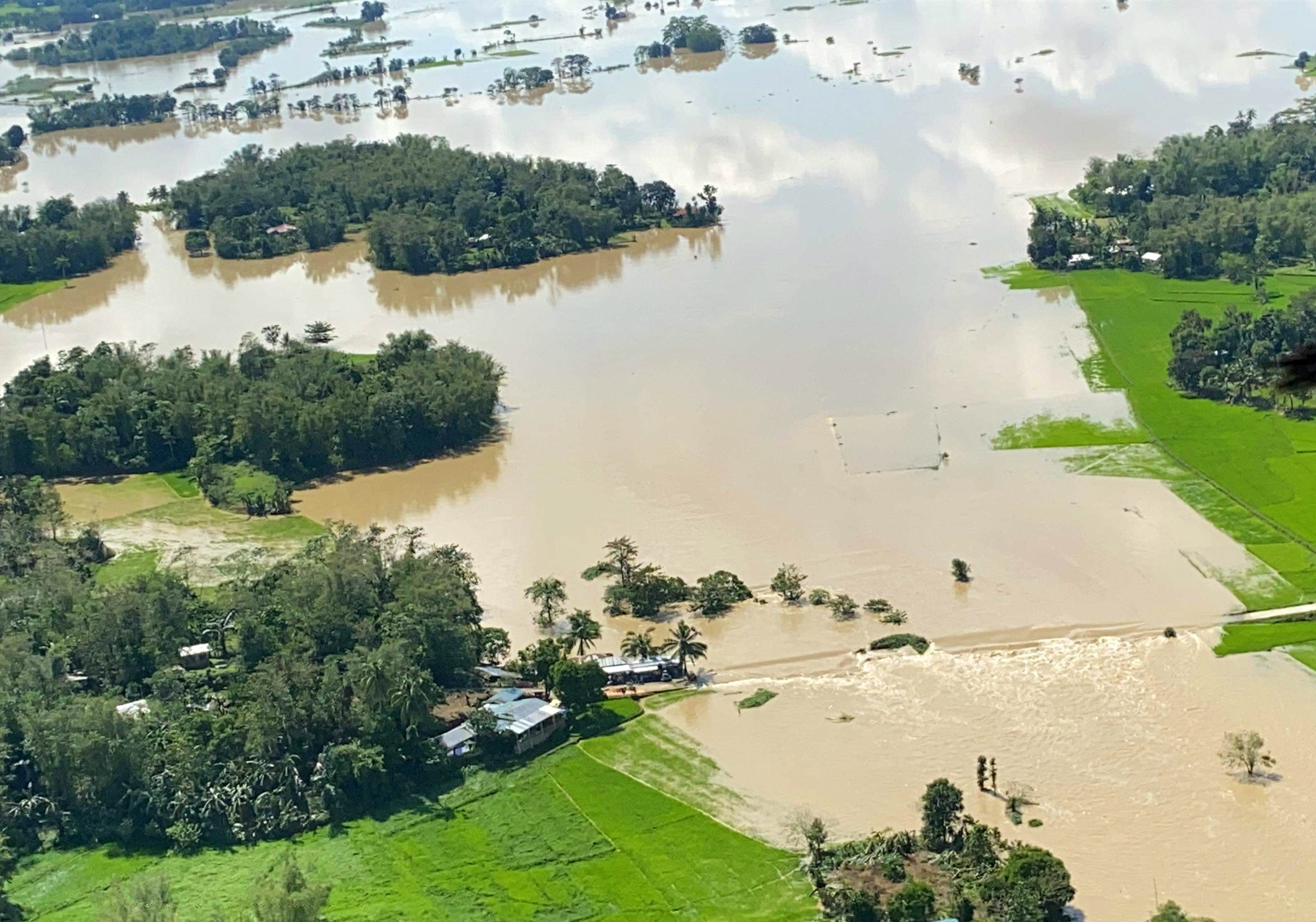 Al menos 20 muertos y miles de evacuados deja tifón en Filipinas