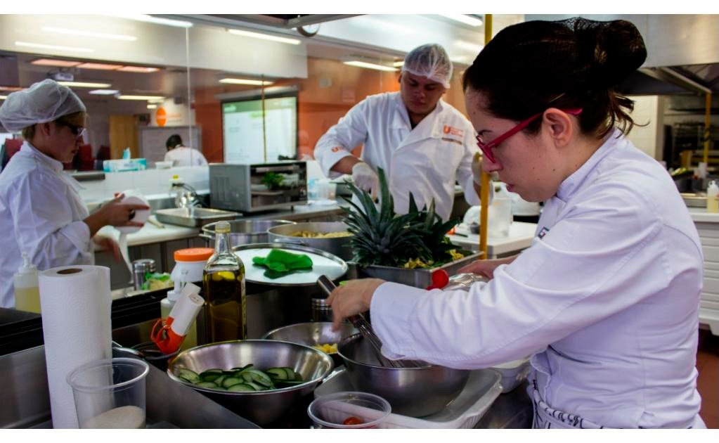 Industria restaurantera atrae a estudiantes con atractivas ofertas laborales