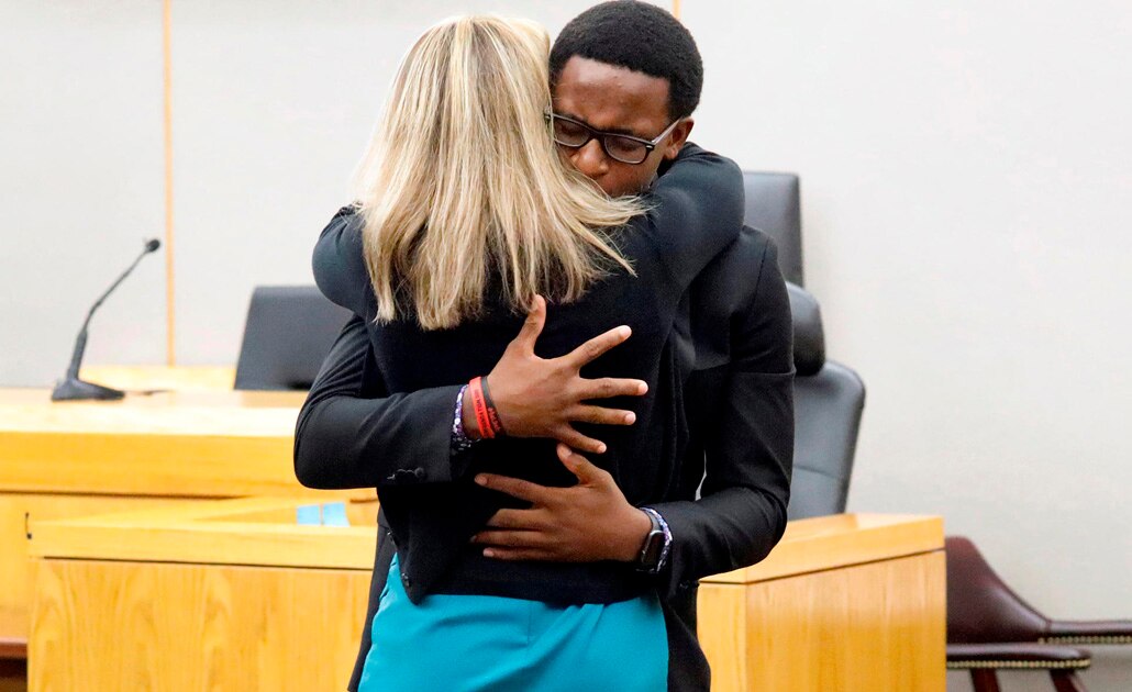 Joven de Texas abraza a asesina de su hermano en extraordinario gesto de perdón