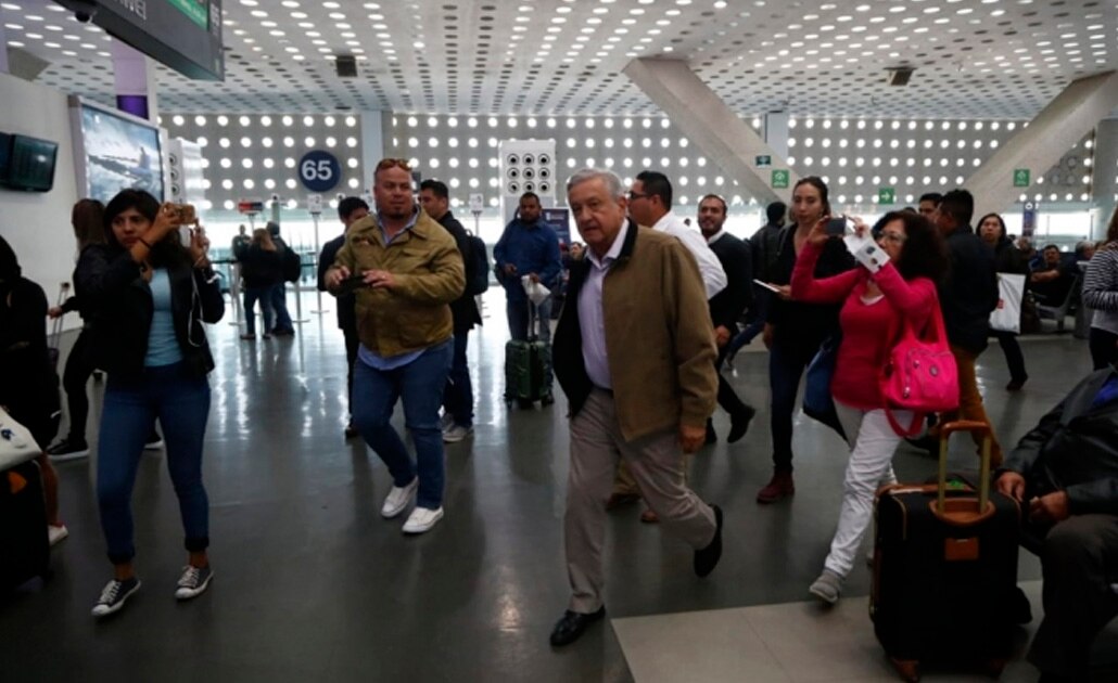 Personal de migración en aeropuertos por malos tratos, a revisión: AMLO