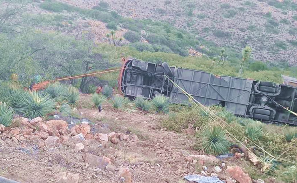 Sin respuesta empresa de autobús que cayó a barranco de SLP; el chófer huyó