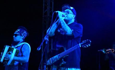 El Gran Silencio contagia con su música en la FENAE