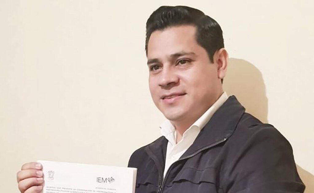 Carrera . Omar Gómez Lucatero, aspirante independiente a la alcaldía de Aguililla, recibió su constancia como candidato el 18 de enero pasado (TOMADA DE FACEBOOK)