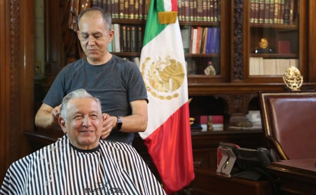 Sólo mi peluquero de años me toma el pelo, dice AMLO
