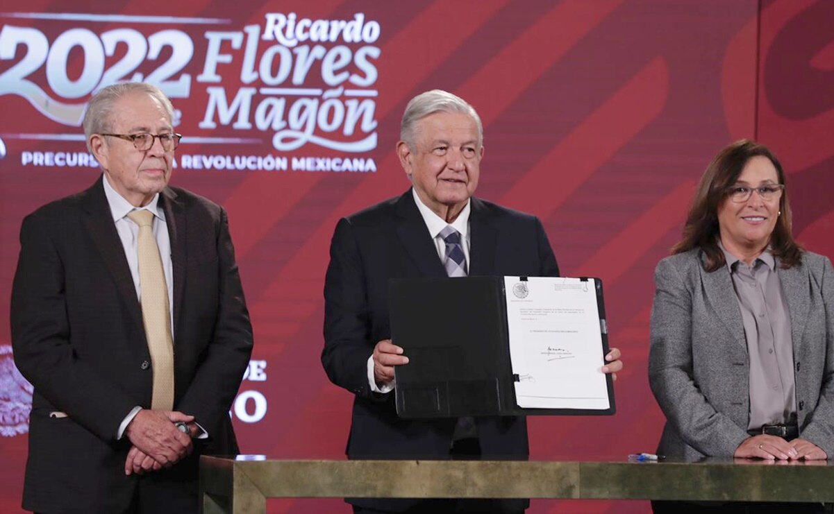 AMLO firma iniciativa para eliminar el horario de verano; la manda al Congreso para su análisis