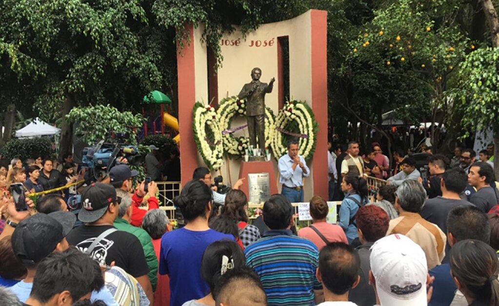 Hijos de José José viajan a Miami, donde son velados los restos de su padre