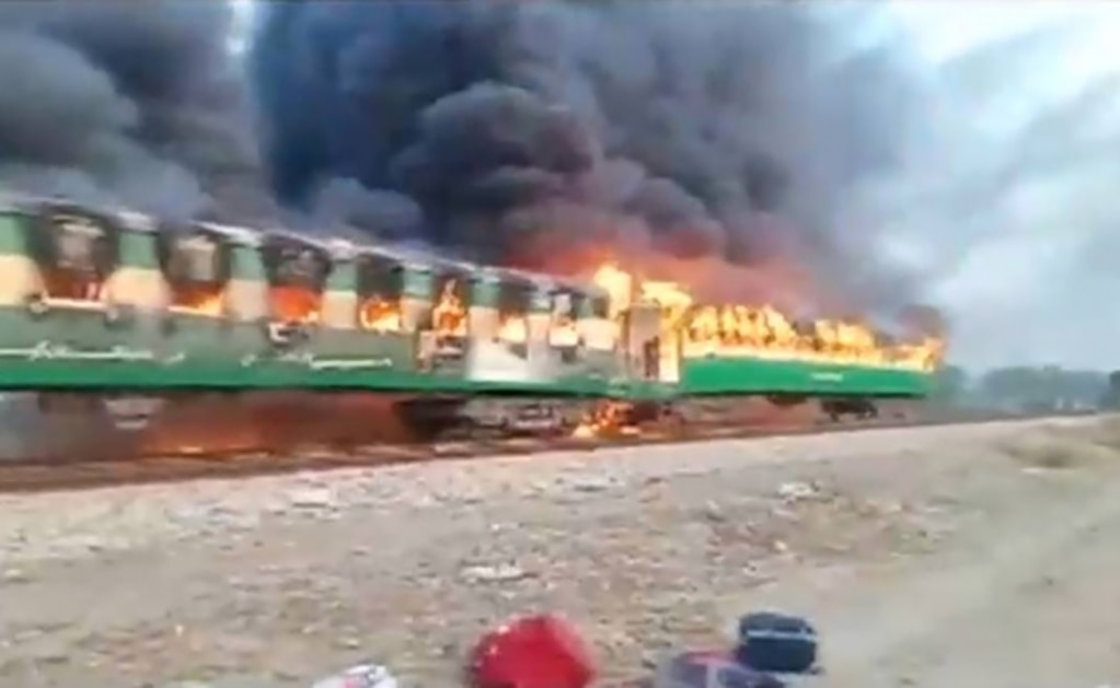 Incendio de tren en Pakistán deja al menos 71 muertos
