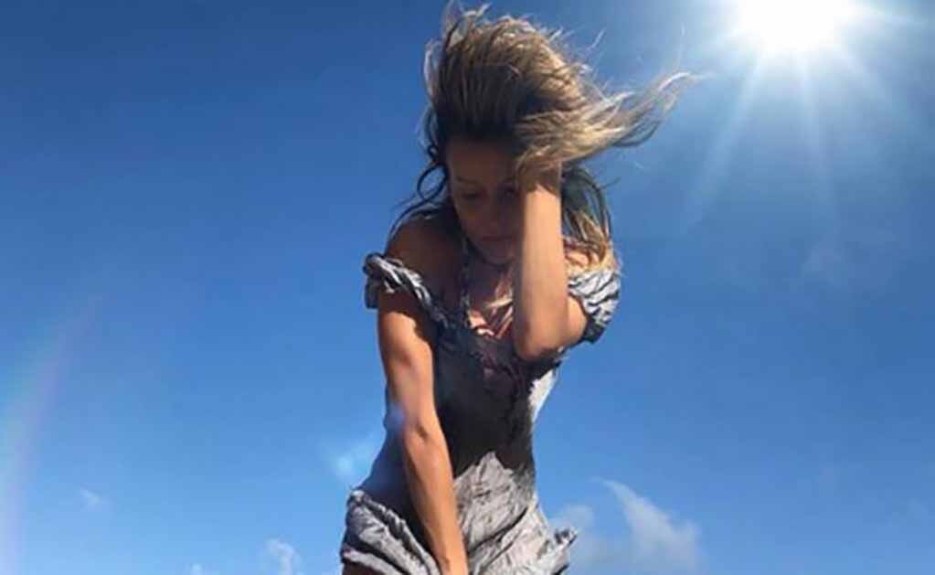 Fey posa con un pequeño vestido y luce sus piernas