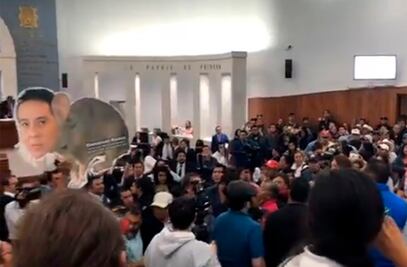 Manifestaciones violentas “revientan” sesión de Pleno del Congreso