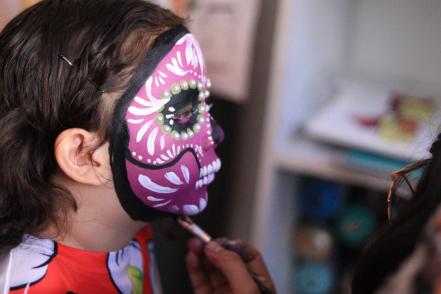 Eréndira Zapata, maquillaje artístico dando vida a catrinas en San Luis Potosí