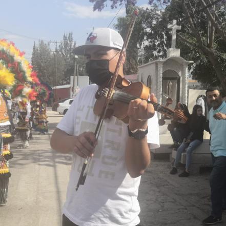 Tomás Benítez, el potosino que busca preservar la música de la danza chichimeca y abrazar la cultura del Altiplano