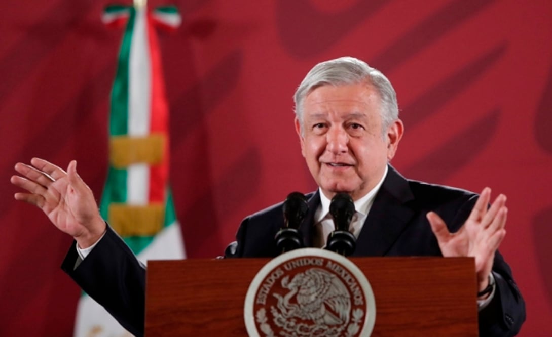 AMLO bromea: “yo tengo el iPhone 21”