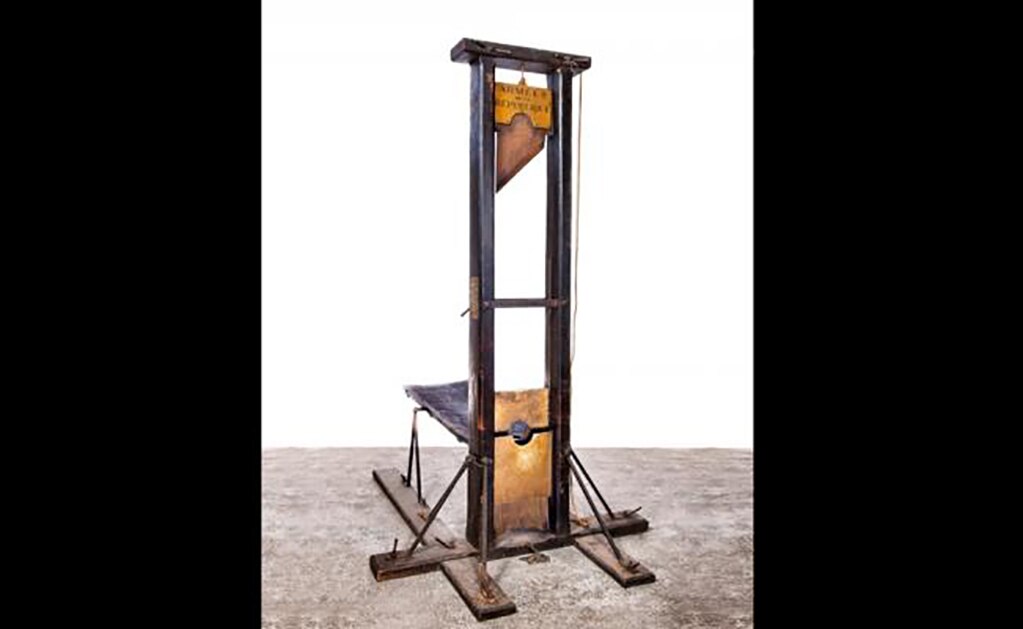 Francia busca frenar subasta de guillotina del siglo XIX
