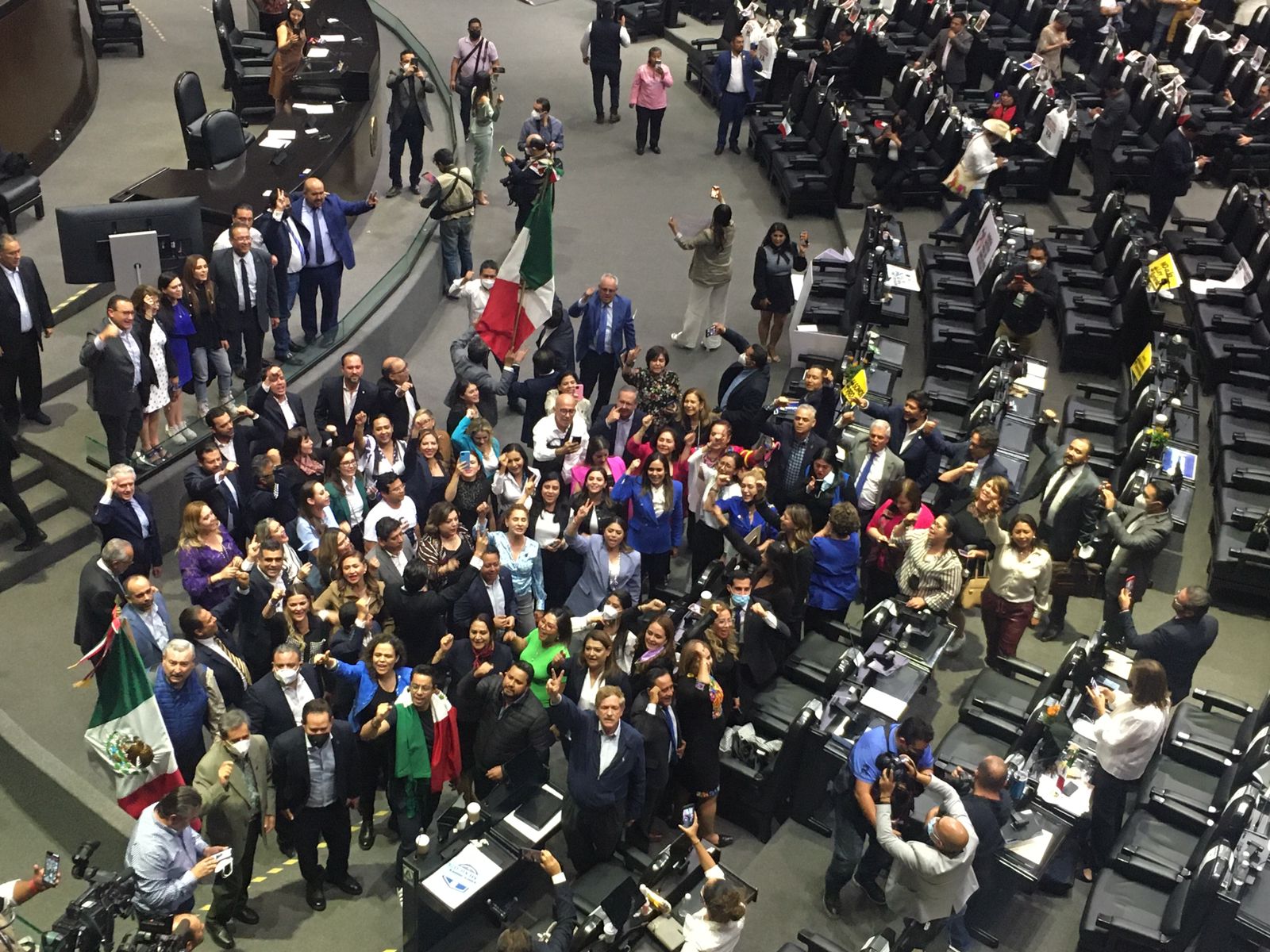 Tiran reforma eléctrica de AMLO; van por negarle otras