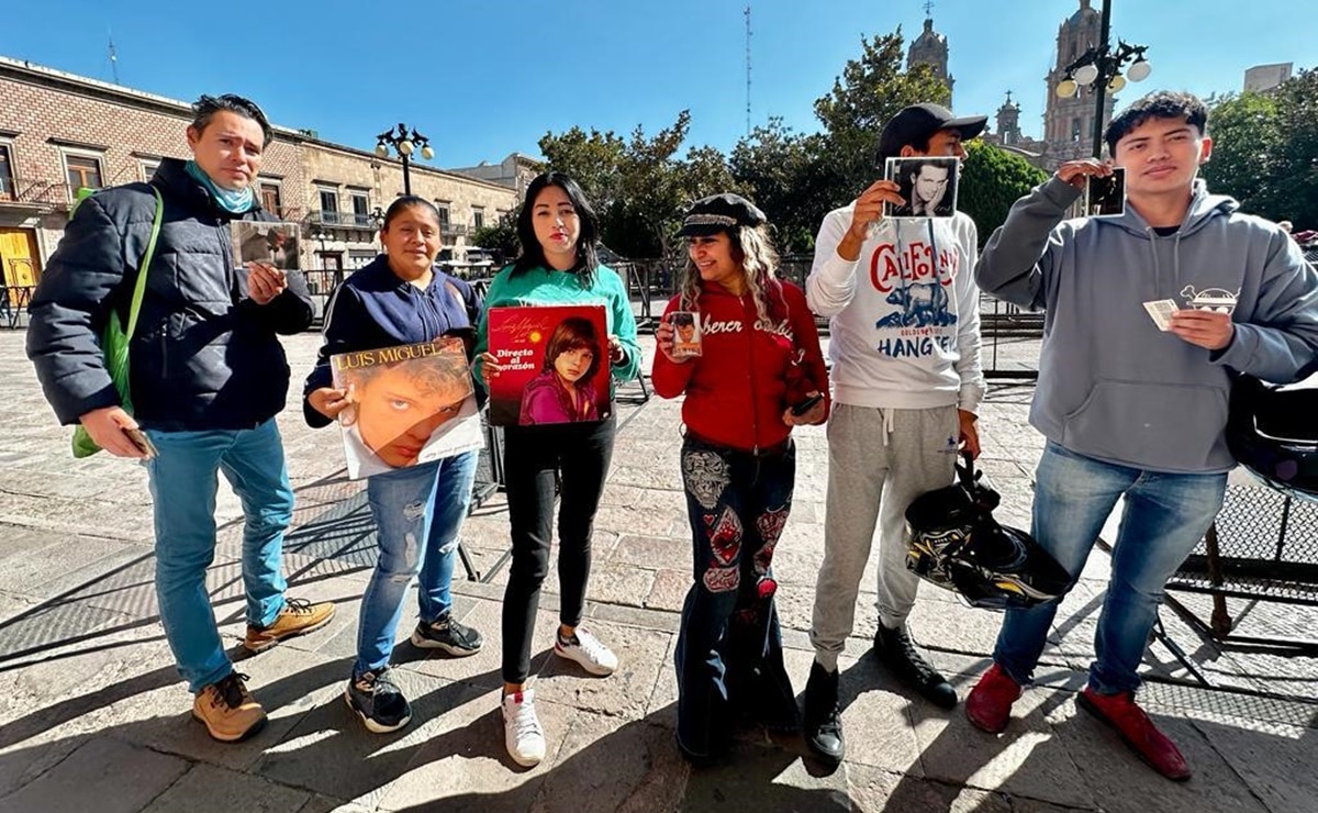 Fans de Luis Miguel hicieron fila toda la noche en el Palacio de Gobierno de SLP