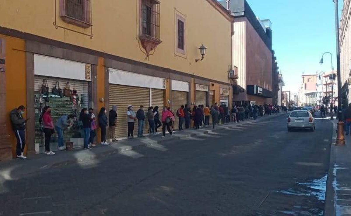 Pese a semáforo rojo, potosinos pasean en plazas y hacen largas filas