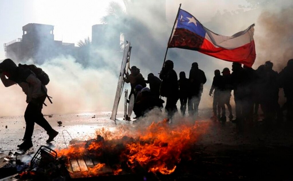 Durante protestas, manifestantes roban más de 200 mil dólares en banco de Chile
