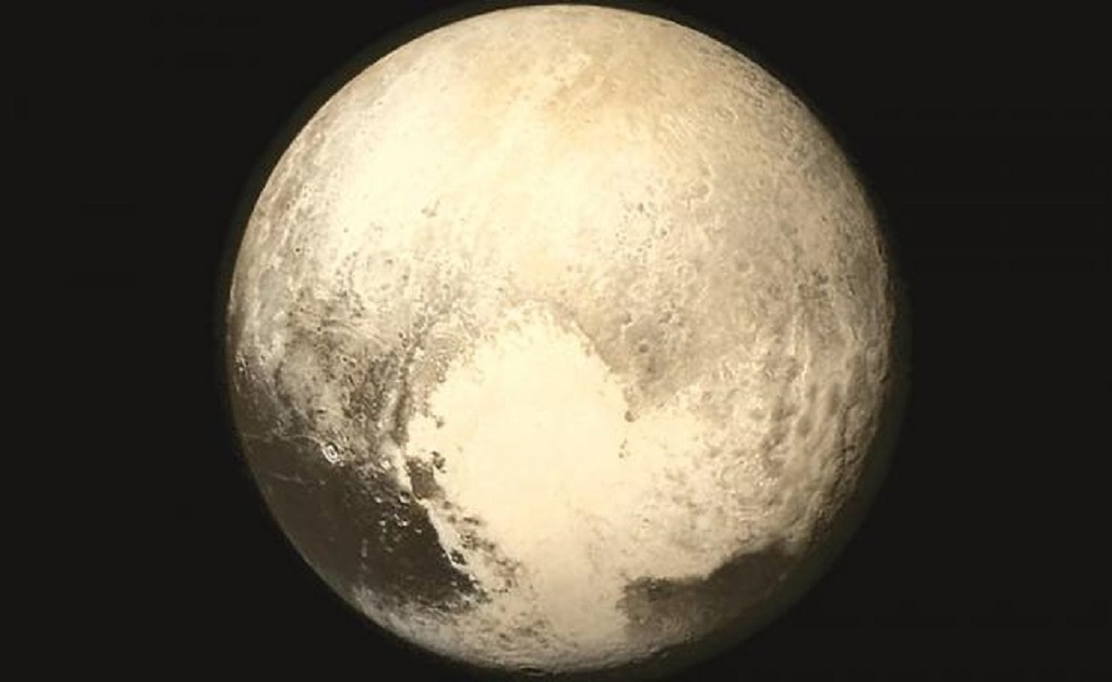 El hallazgo de los científicos de la misión New Horizons de la NASA encontraron estas crestas espaciadas de manera uniforme en la superficie de Plutón. Foto: Archivo EL UNIVERSAL