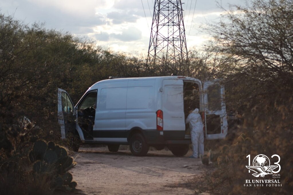 Encuentran cadáver en camioneta