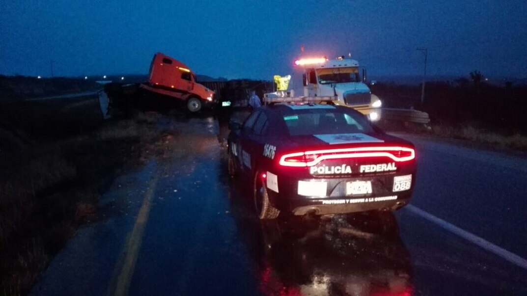 Aparatosa volcadura en la carretera a Matehuala