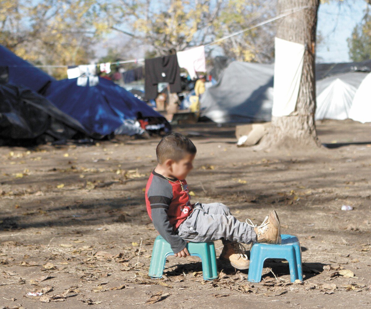 Mientras los adultos esperan el llamado de las autoridades migratorias, los más pequeños de las familias se divierten frente a las tiendas de campaña. Fotos: CHRISTIAN TORRES. EL UNIVERSAL