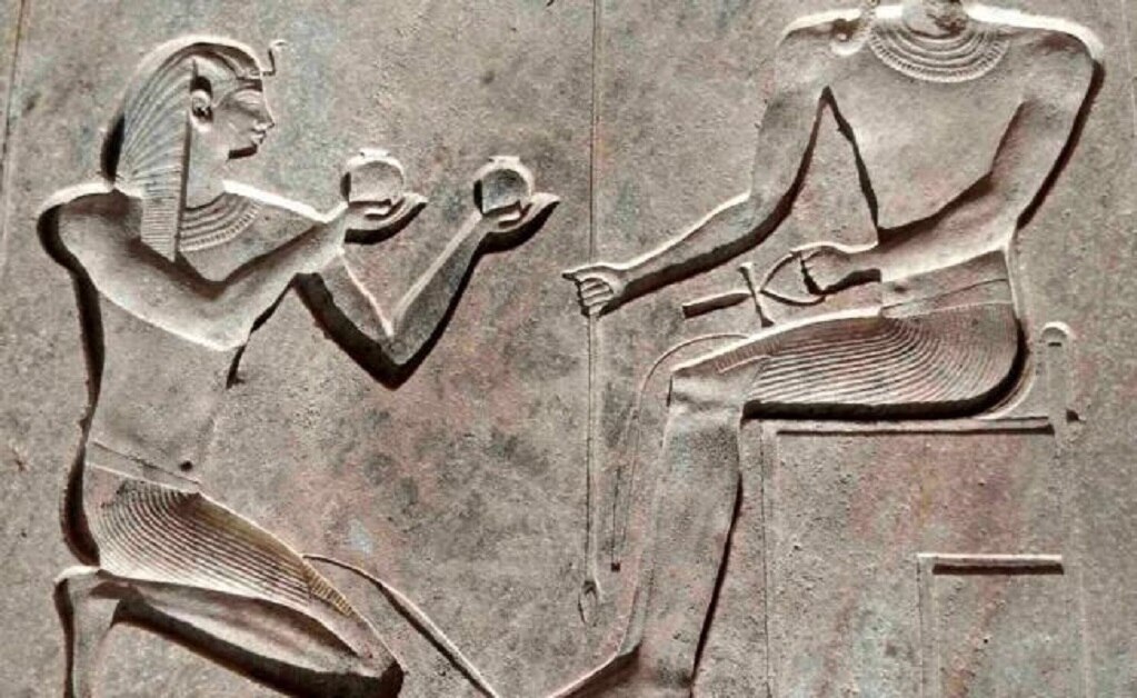 Uno de los fragmentos de una estatua de dimensiones colosales del faraón Psamético I en la antigua Heliópolis. Foto: EFE/Ministerio de Antigüedades