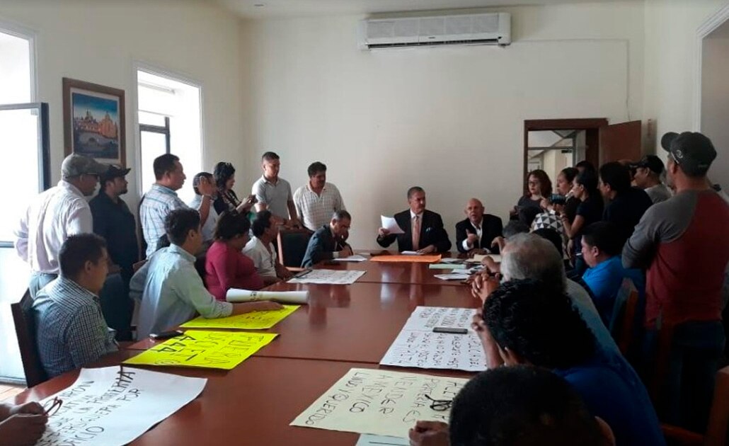 Insisten taxistas en prohibir empresas tipo Uber y Cabify