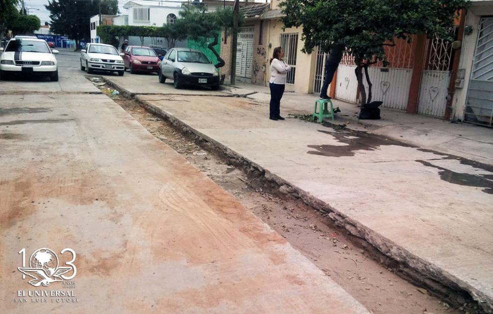 Habitantes de Valle Dorado lidian con aguas negras en tomas domiciliarias