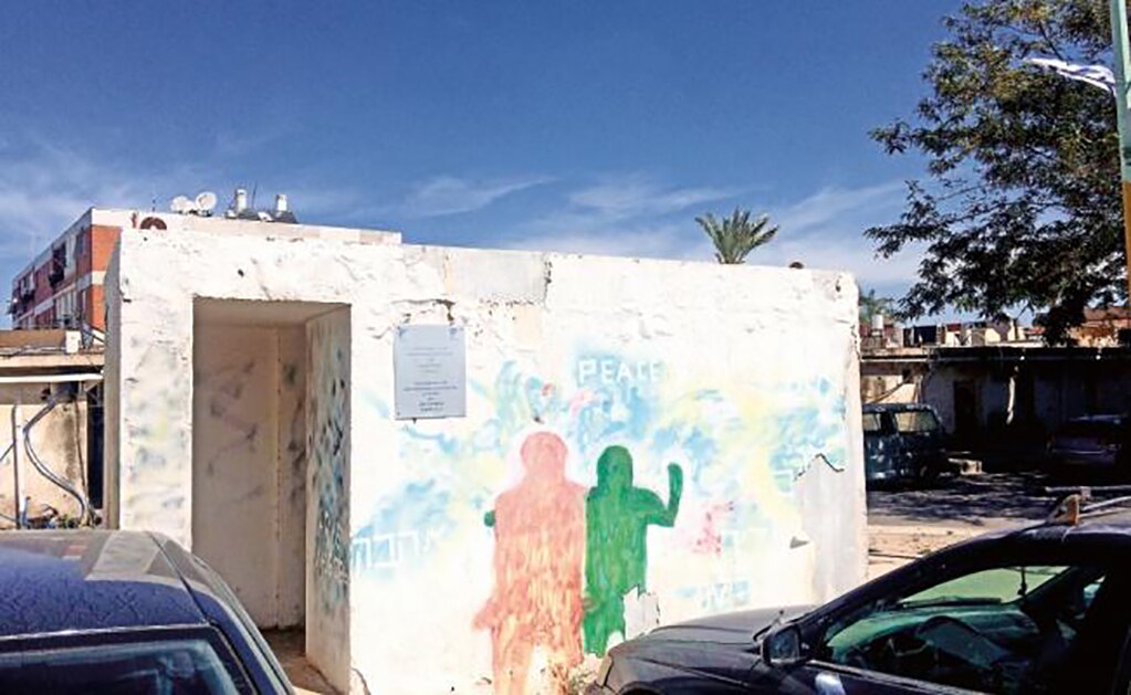 Los refugios construidos en las casas cuentan con paredes de concreto para resistir los bombardeos. A esos sitios la gente pueda correr a resguardarse cuando se presente un ataque de misiles o sismos. (Tel Aviv)