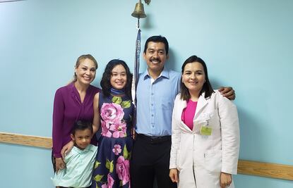 Tras 120 sesiones de quimioterapia, niña vence al cáncer