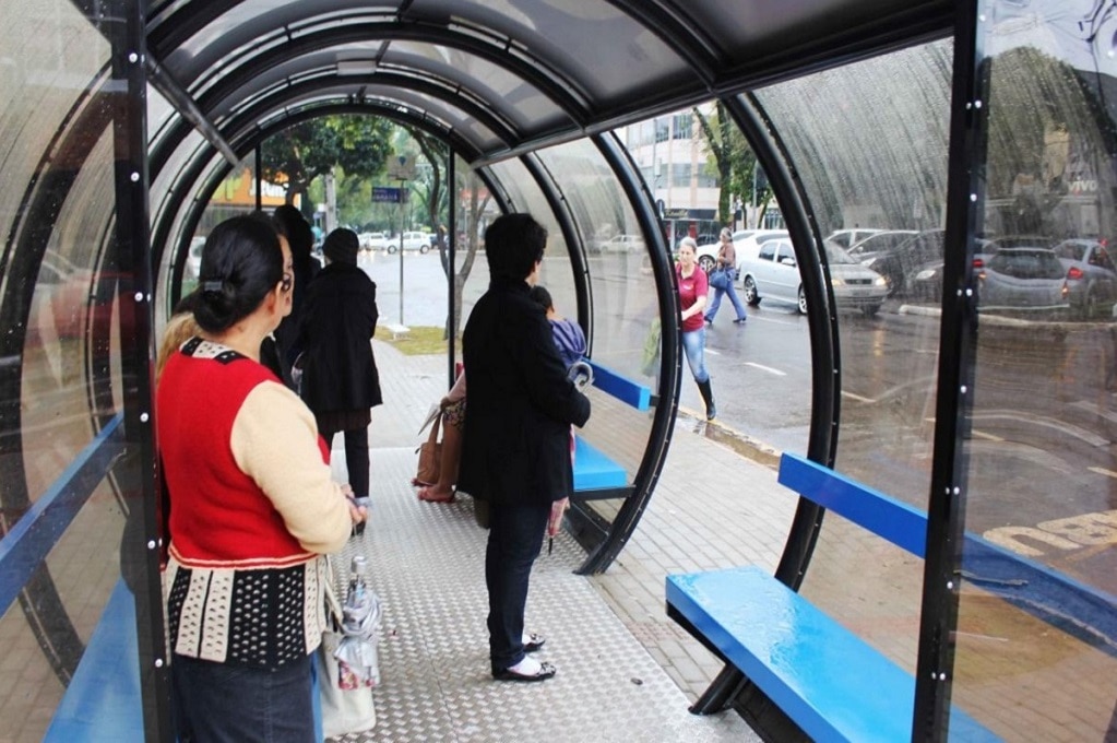 Rediseñan parabuses de la RedMetro