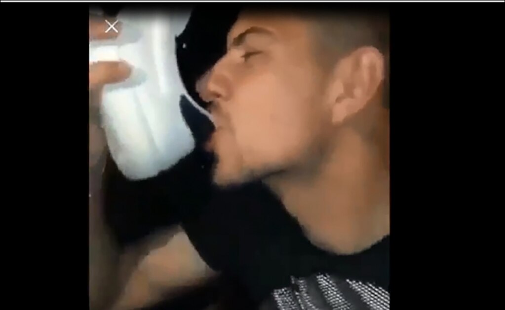 Delantero de Chivas se fue de fiesta. Foto: IG