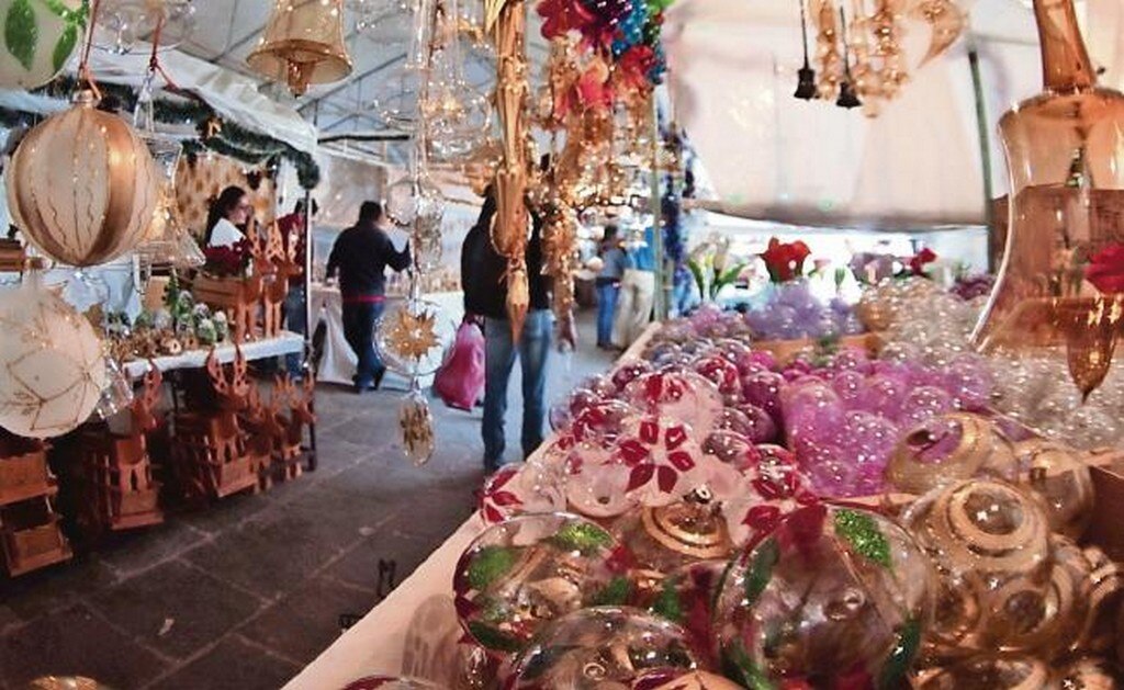La empresa de la familia Muñoz Ruiz produce esferas creadas bajo un concepto que le da preferencia al arte, a la calidad y también a los colores. Los diseños son únicos y sus adornos lucen en los árboles de Navidad del Vaticano y en la Capilla Sixtina.