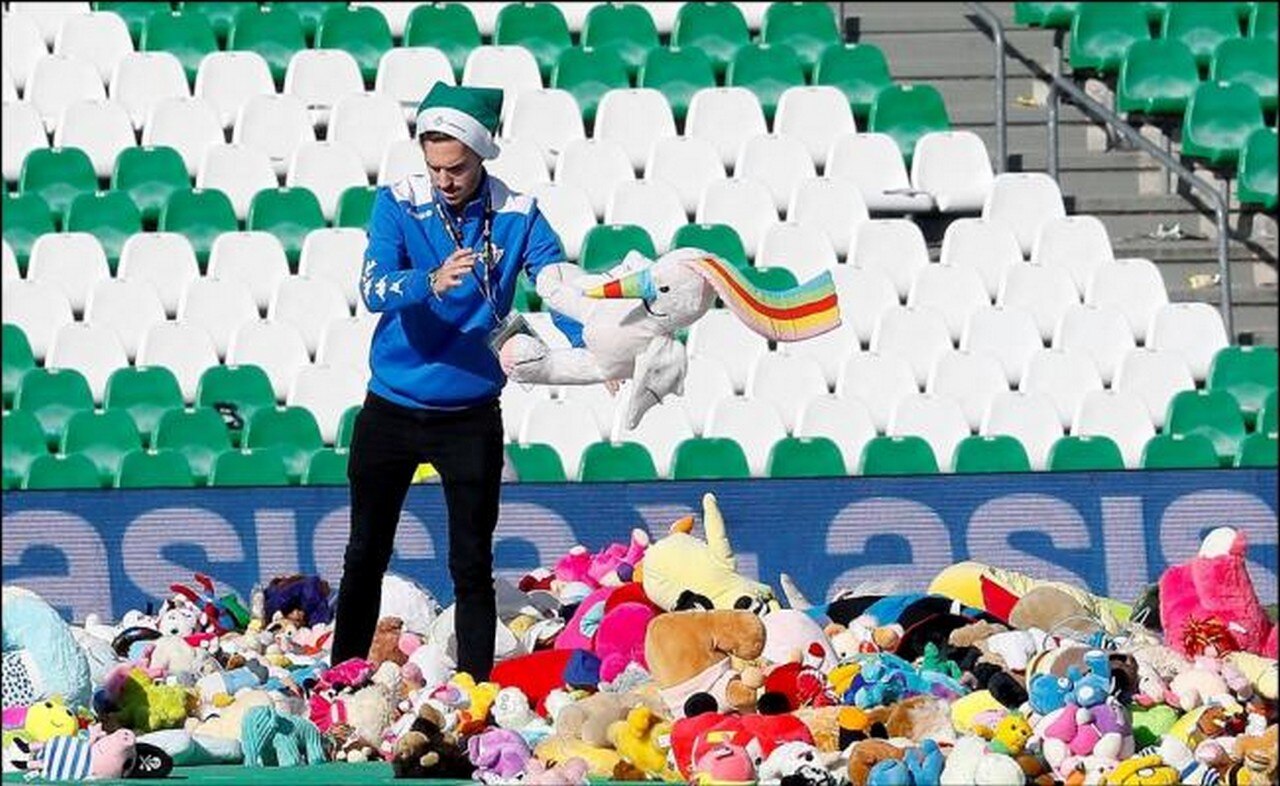 Los aficionados del Betis lanzaron cientos de peluches al terreno de juego del Benito Villamarín. Foto: EFE