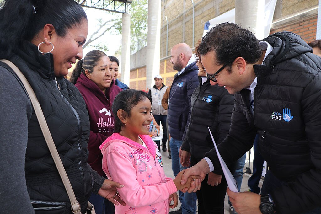En son de paz entrega mil 100 apoyos sociales en preparatoria “Saucito”