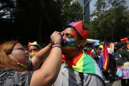 "Aquí se regalan besos": Miles de personas participan en marcha LGBT en la CDMX