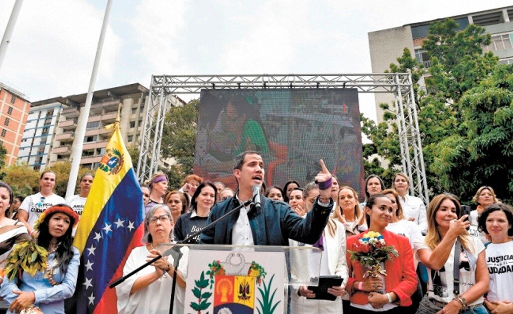 El proclamado presidente interino de Venezuela, Juan Guaidó, lamentó ayer la situación que vive el país por la falta del servicio eléctrico. Dijo que la solución es que cese la usurpación. Foto: FEDERICO PARRA. AP