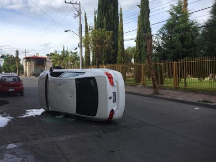 Conductora vuelca en Juan de Oñate