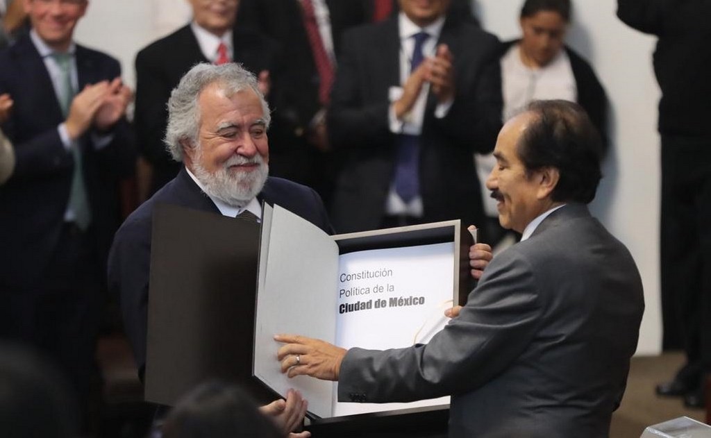 Alejandro Encinas entrega la Constitución Política local al presidente de la mesa directiva del Congreso, el diputado Jesús Martín del Campo. (Fotografía:Lucía Godínez / EL UNIVERSAL)