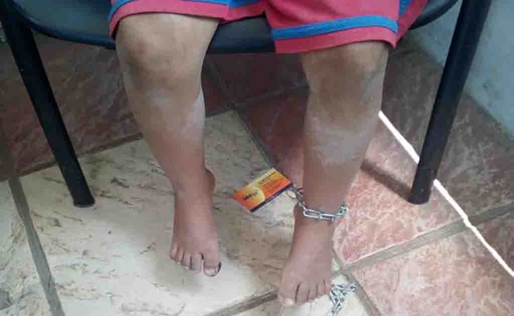 Rescatan a dos niñas golpeadas y encadenadas a una cama en Aguascalientes