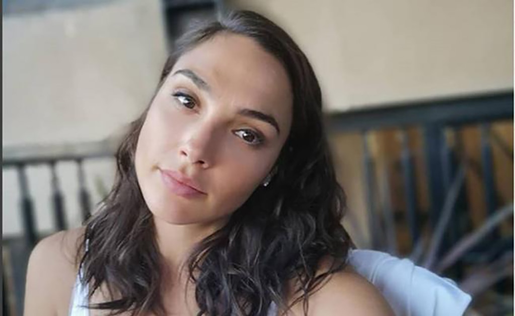 Gal Gadot apoya a niño que usa mochila y corona de Wonder Woman