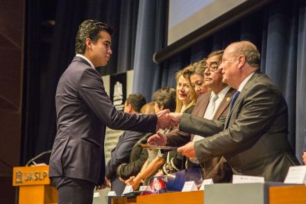 UASLP entrega cartas de pasante a egresados de FCA