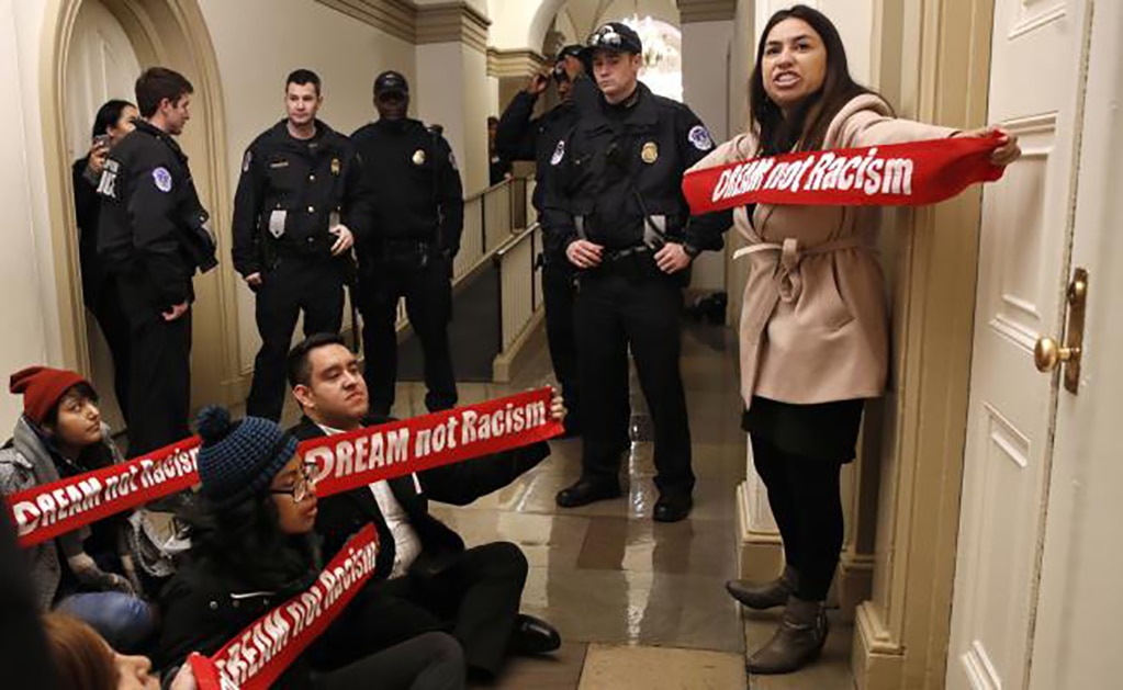 Juez prohíbe a Trump revocar permisos de trabajo del DACA