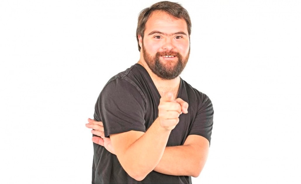 Síndrome de Down no es obstáculo: interpreta a policía cibernético en serie de TV