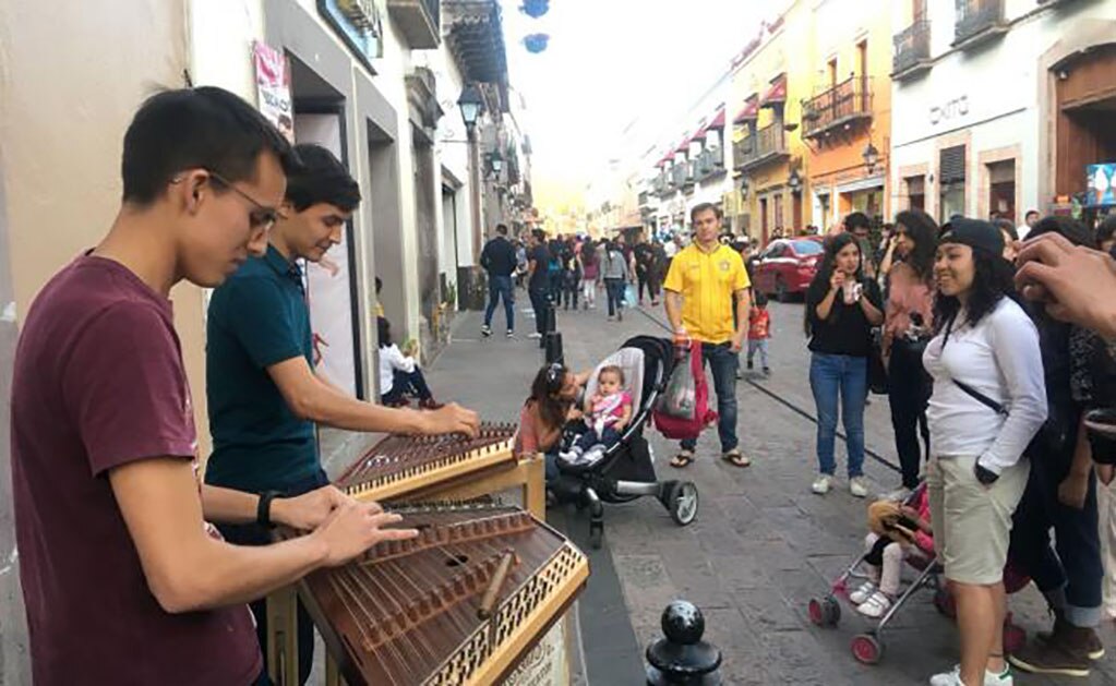 Los jóvenes compartieron su dominio del salterio con los peatones.