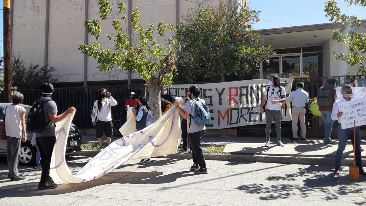 Simpatizantes de Morena protestan en Comité Estatal, denuncian imposición de Mónica Rangel